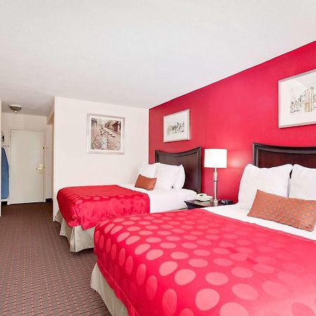 Ramada By Wyndham Fishkill Hotell Eksteriør bilde