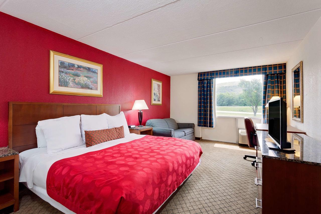 Ramada By Wyndham Fishkill Hotell Eksteriør bilde