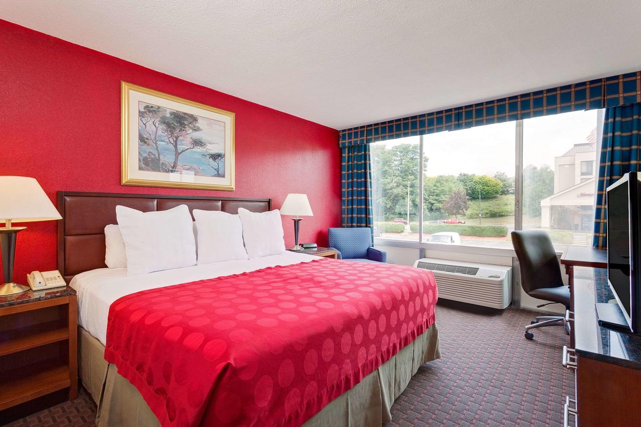 Ramada By Wyndham Fishkill Hotell Eksteriør bilde